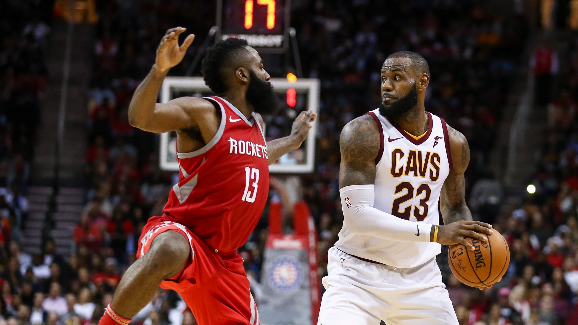 James Harden intenta robar el balón a LeBron James James Harden intenta robar el balón a LeBron James