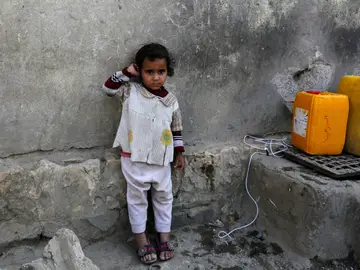 Una niña yemení espera para llenar sus garrafas de agua potable en Saná Una niña yemení espera para llenar sus garrafas de agua potable en Saná