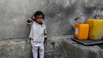 Una niña yemení espera para llenar sus garrafas de agua potable en Saná