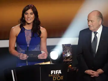 Hope Solo y Blatter, en la gala del Balón de Oro de 2013 Hope Solo y Blatter, en la gala del Balón de Oro de 2013