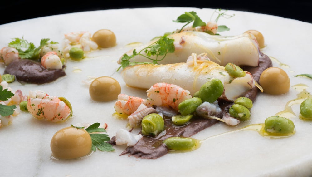 Chipirones con vinagreta templada de habitas y crema de morcilla