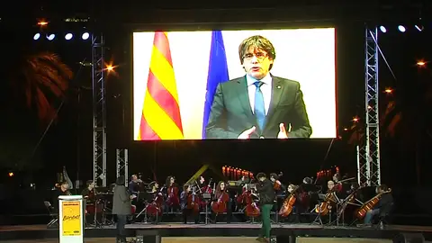 Puigdemont manda un mensaje desde Bruselas que se emite en la manifestación Puigdemont manda un mensaje desde Bruselas que se emite en la manifa