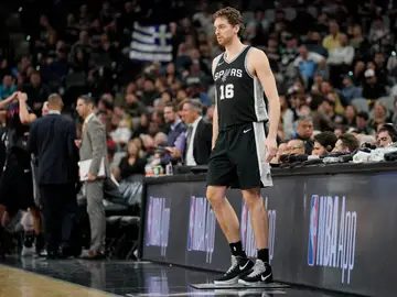 Pau Gasol se prepara para saltar a la cancha en un partido con los Spurs Pau Gasol se prepara para saltar a la cancha en un partido con los Spurs