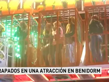 Una veintena de personas quedan atrapadas en una atracción de la feria de Benidorm Una veintena de personas quedan atrapadas en una atracción de la feria de Benidorm