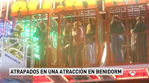 Una veintena de personas quedan atrapadas en una atracción de la feria de Benidorm Una veintena de personas quedan atrapadas en una atracción de la feria de Benidorm