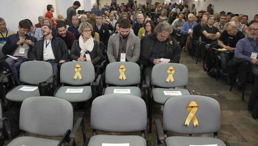 Lazos amarillos en las sillas vacías de los tres exconsellers y el vicepresidente del Govern de ERC, encarcelados