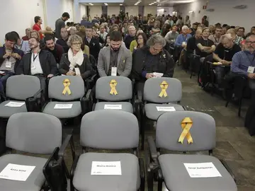 Lazos amarillos en las sillas vacías de los tres exconsellers y el vicepresidente del Govern de ERC, encarcelados Lazos amarillos en las sillas vacías de los tres exconsellers y el vicepresidente del Govern de ERC, encarcelados