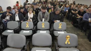 Lazos amarillos en las sillas vacías de los tres exconsellers y el vicepresidente del Govern de ERC, encarcelados 