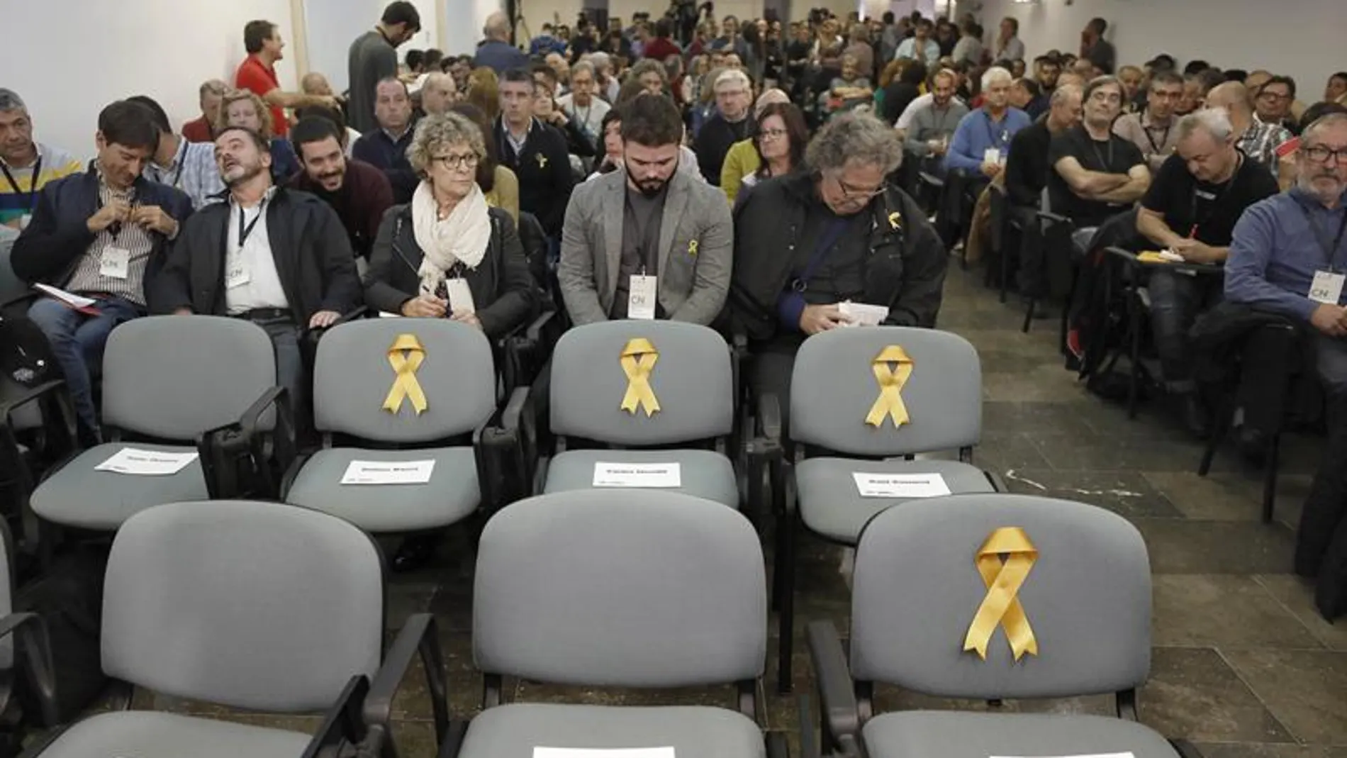 Lazos amarillos en las sillas vacías de los tres exconsellers y el vicepresidente del Govern de ERC, encarcelados Lazos amarillos en las sillas vacías de los tres exconsellers y el vicepresidente del Govern de ERC, encarcelados