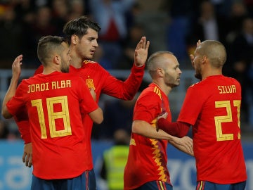 Los jugadores de la selección española celebran uno de sus goles
