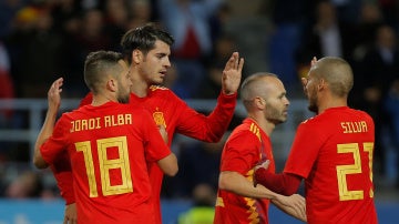 Los jugadores de la selección española celebran uno de sus goles