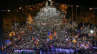 Miles de personas reclaman la liberación de los exconsellers encarcelados y de los líderes de ANC y Ómnium