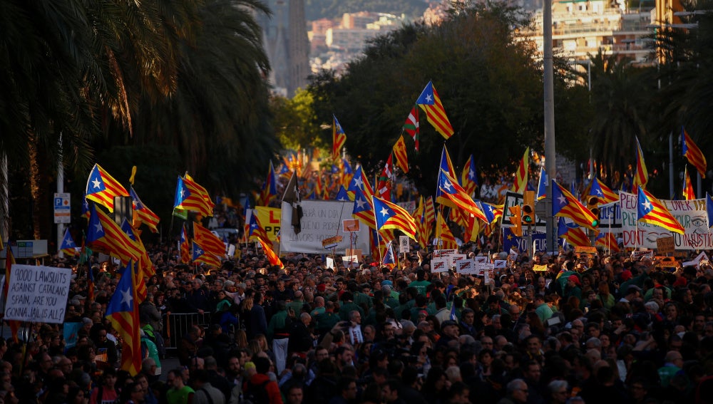 Miles de manifestantes por la liberación de los presos en Barcelona