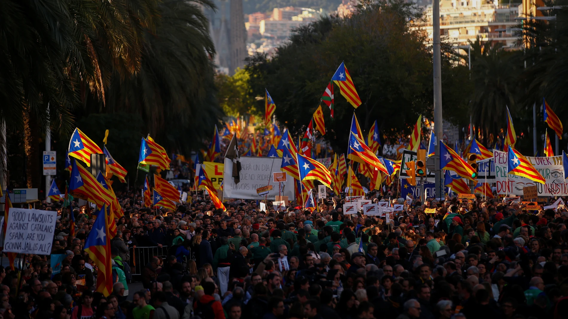 Miles de manifestantes por la liberación de los presos en Barcelona