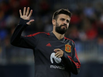 Gerard Piqué saluda a parte de la afición con la Selección Gerard Piqué saluda a parte de la afición con la Selección