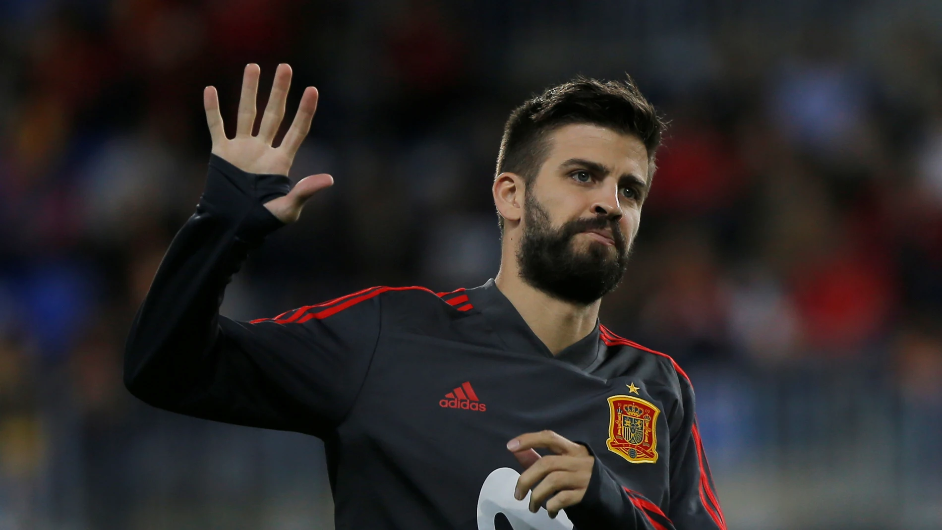 Gerard Piqué saluda a parte de la afición con la Selección Gerard Piqué saluda a parte de la afición con la Selección
