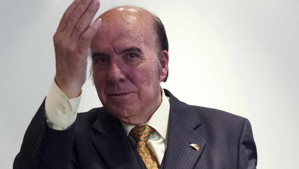 Chiquito de la Calzada recibe su premio en un acto (Archivo)