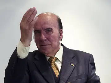 Chiquito de la Calzada recibe su premio en un acto (Archivo) Chiquito de la Calzada recibe su premio en un acto (Archivo)