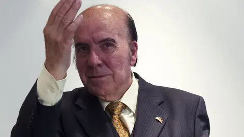 Chiquito de la Calzada recibe su premio en un acto (Archivo) Chiquito de la Calzada recibe su premio en un acto (Archivo)