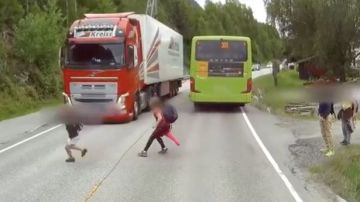 Un niño evita milagrosamente ser arrollado por un camión