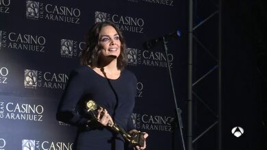 Mónica Carrillo, emocionada al recibir la Antena de Oro