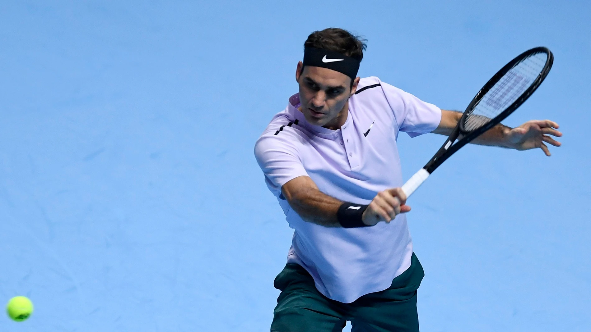 Roger Federer responde la bola en el partido Roger Federer responde la bola en el partido