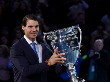 Rafa Nadal recoge el trofeo que le acredita como número 1 Rafa Nadal recoge el trofeo que le acredita como número 1