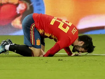 Isco se queja tras una dura entrada en el partido de la Selección Isco se queja tras una dura entrada en el partido de la Selección