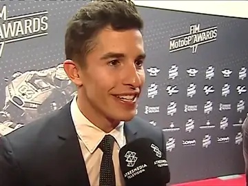 Entrevista a Marc Márquez tras ganar el mundial de MotoGP: "Estoy muy contento, doy las gracias al equipo y a los fans" Entrevista a Marc Márquez tras ganar el mundial de MotoGP: "Estoy muy contento, doy las gracias al equipo y a los fans"