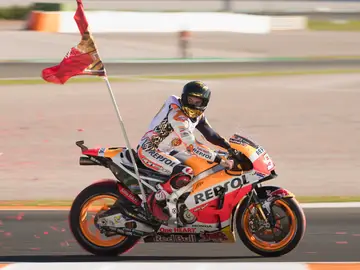 Marc Márquez celebra su cuarto título con la bandera del 93 Marc Márquez celebra su cuarto título con la bandera del 93