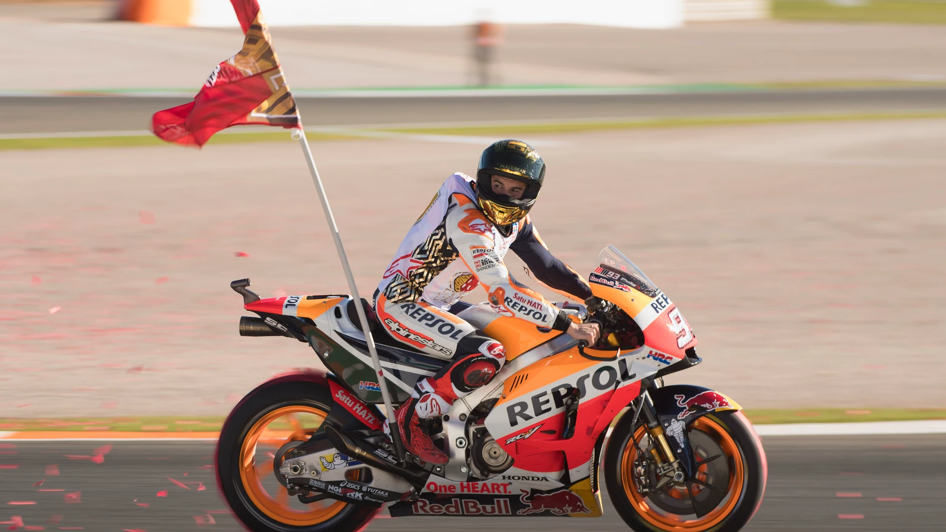 Marc Márquez celebra su cuarto título con la bandera del 93 Marc Márquez celebra su cuarto título con la bandera del 93