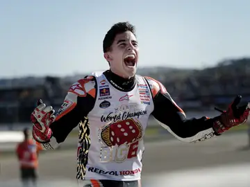 Marc Márquez, eufórico tras conquistar su cuarto mundial de MotoGP Marc Márquez, eufórico tras conquistar su cuarto mundial de MotoGP