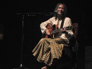 El cantante y compositor Robe Iniesta durante el concierto que ofrece en el Palacio de los Deportes