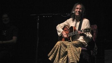 El cantante y compositor Robe Iniesta durante el concierto que ofrece en el Palacio de los Deportes