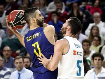 Navarro protege el balón ante la defensa de Rudy Navarro protege el balón ante la defensa de Rudy