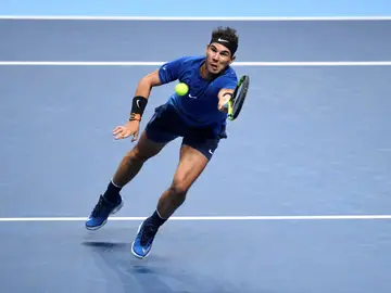 Rafa Nadal intenta llegar a un bola ante Goffin Rafa Nadal intenta llegar a un bola ante Goffin