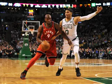 Ibaka, ante Jayson Tatum Ibaka, ante Jayson Tatum
