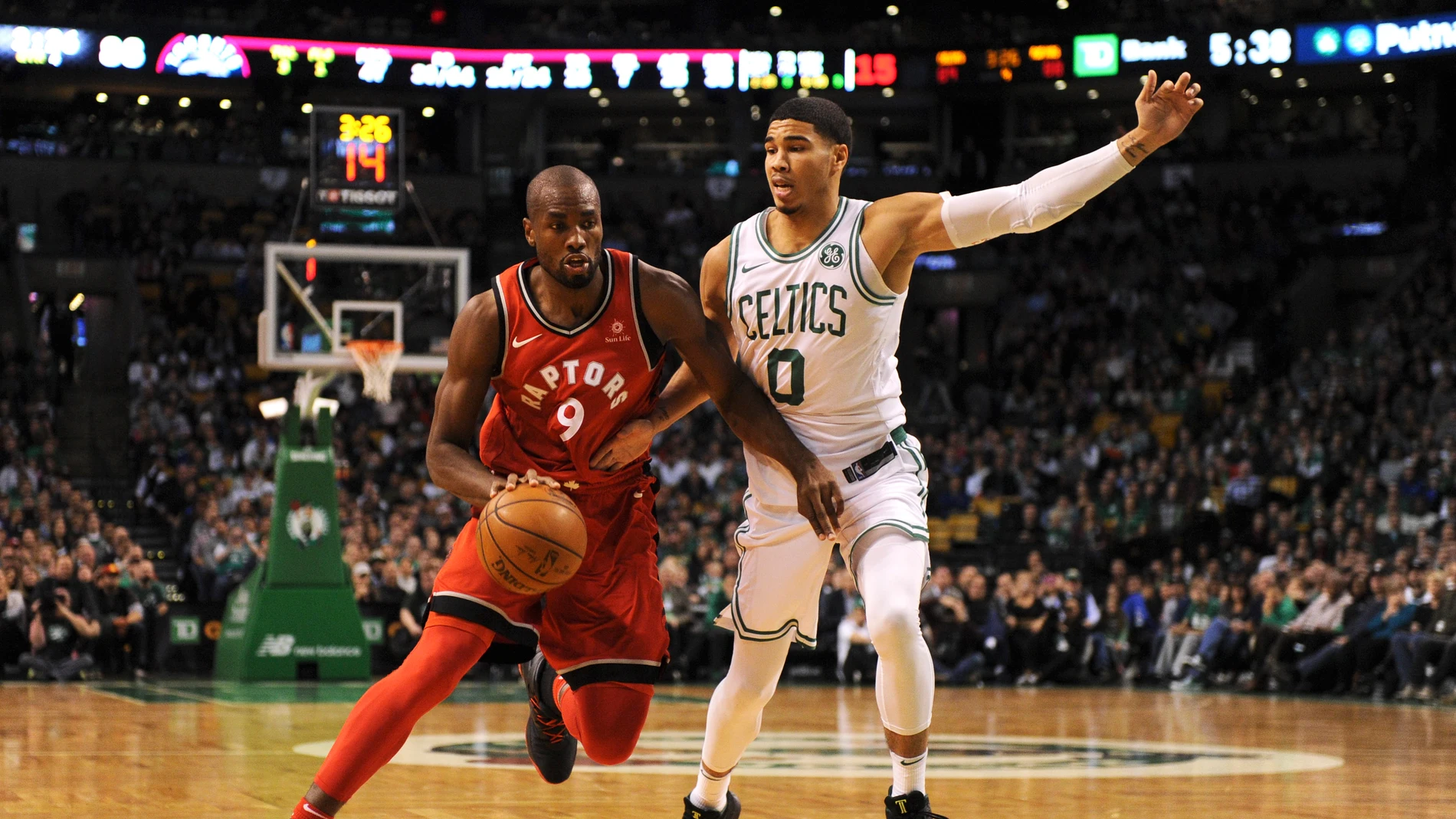 Ibaka, ante Jayson Tatum Ibaka, ante Jayson Tatum