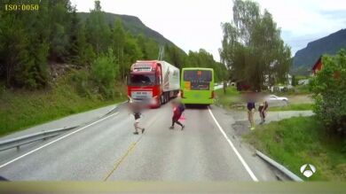 Un camionero evita atropellar a un niño por centímetros en Noruega 