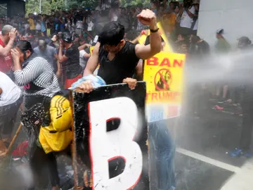 La Policía filipina usa cañones de agua contra un millar de manifestantes La Policía filipina usa cañones de agua contra un millar de manifestantes