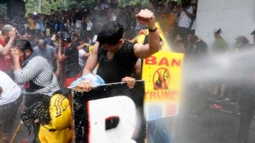 La Policía filipina usa cañones de agua contra un millar de manifestantes 