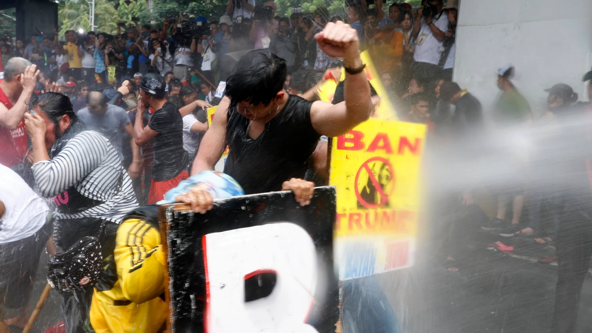 La Policía filipina usa cañones de agua contra un millar de manifestantes La Policía filipina usa cañones de agua contra un millar de manifestantes