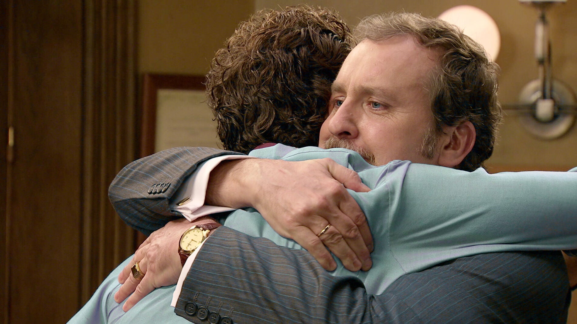 Ernesto vuelve a ganarse la confianza de Javier 