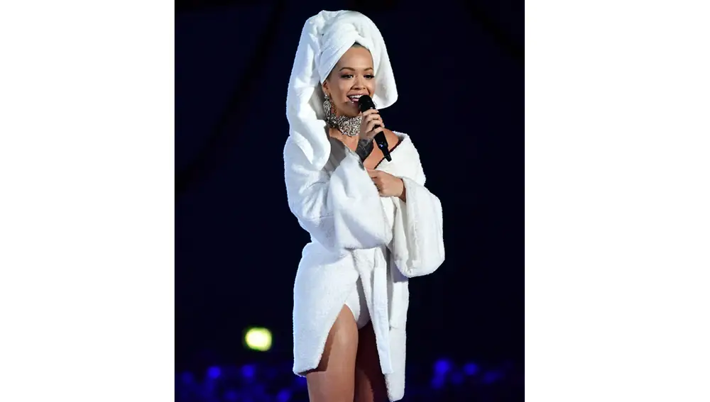 Rita Ora con la versión corta del albornoz 