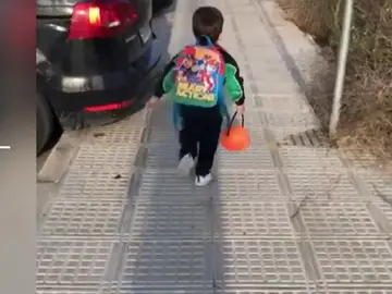 Un niño corriendo Un niño corriendo