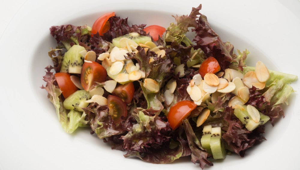 Ensalada de lollo, kiwi y almendras