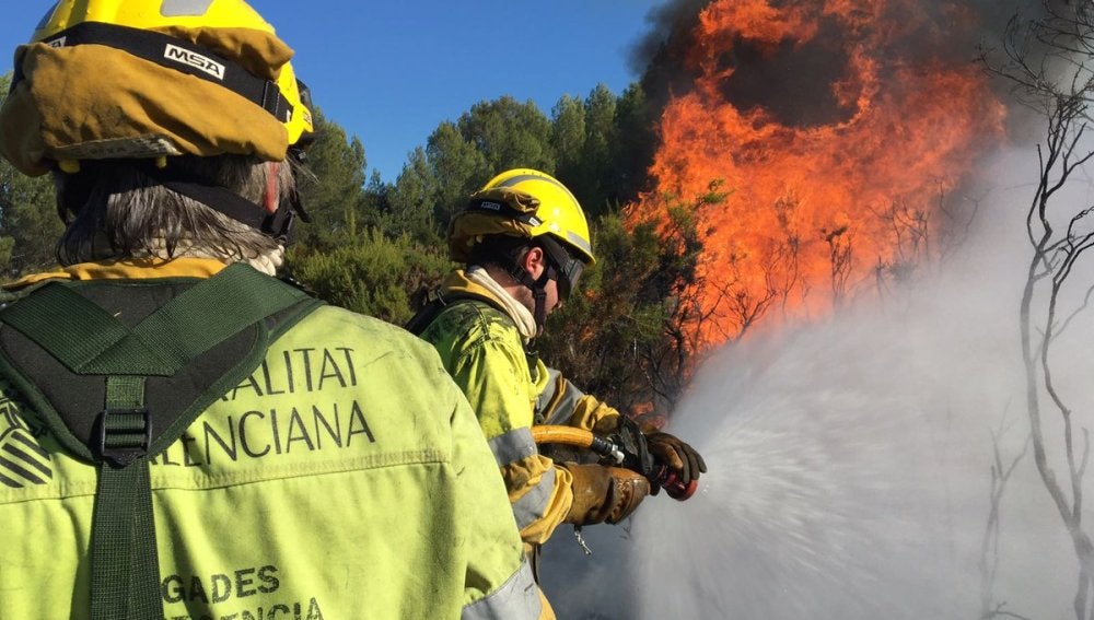 Medios terrestes y aéreos trabajan en la extinción de un incendio forestal en Cabanes