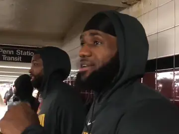 LeBron James, junto a sus compañeros en el Metro de Nueva York LeBron James, junto a sus compañeros en el Metro de Nueva York
