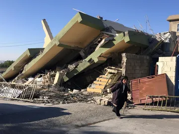 Un edificio derrumbado tras un terremoto en Irán Un edificio derrumbado tras un terremoto en Irán