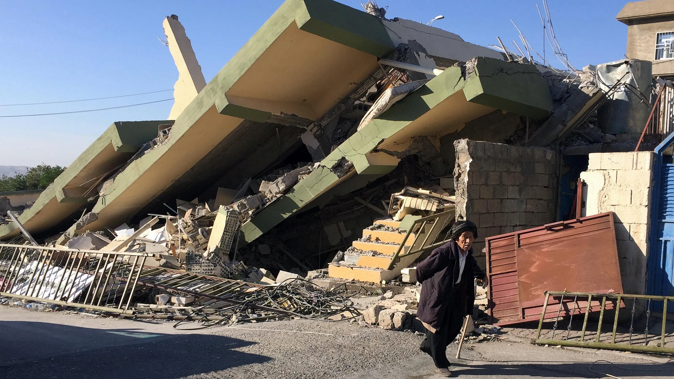 Un edificio derrumbado tras un terremoto en Irán Un edificio derrumbado tras el terremoto